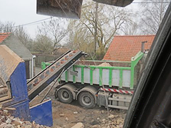 mobiele zeefmachine zicht uit kraan